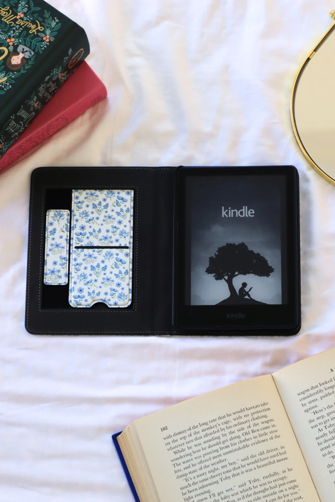 Booked & Busy Kindle Case - Image 4