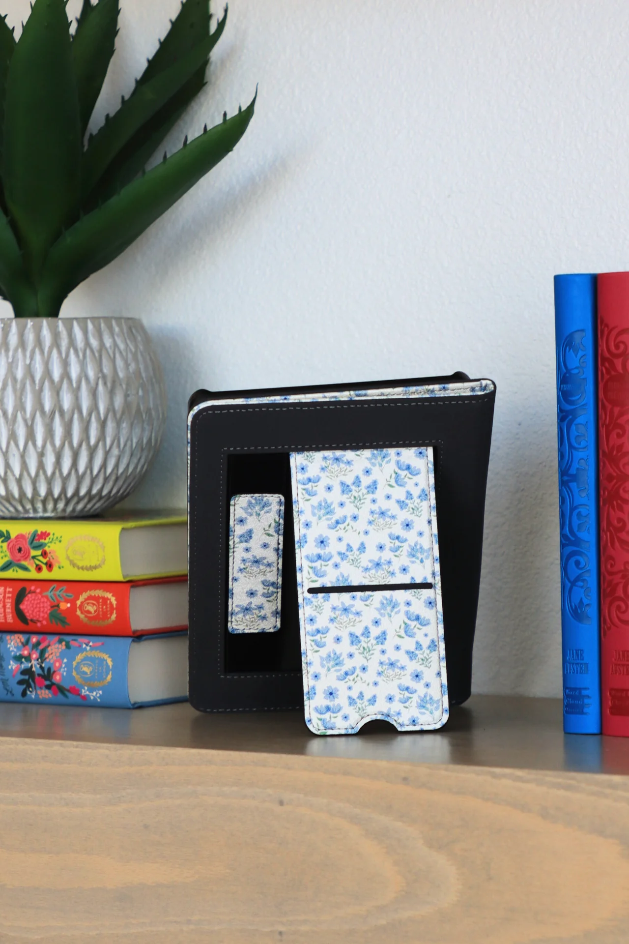 Booked & Busy Kindle Case - Image 5