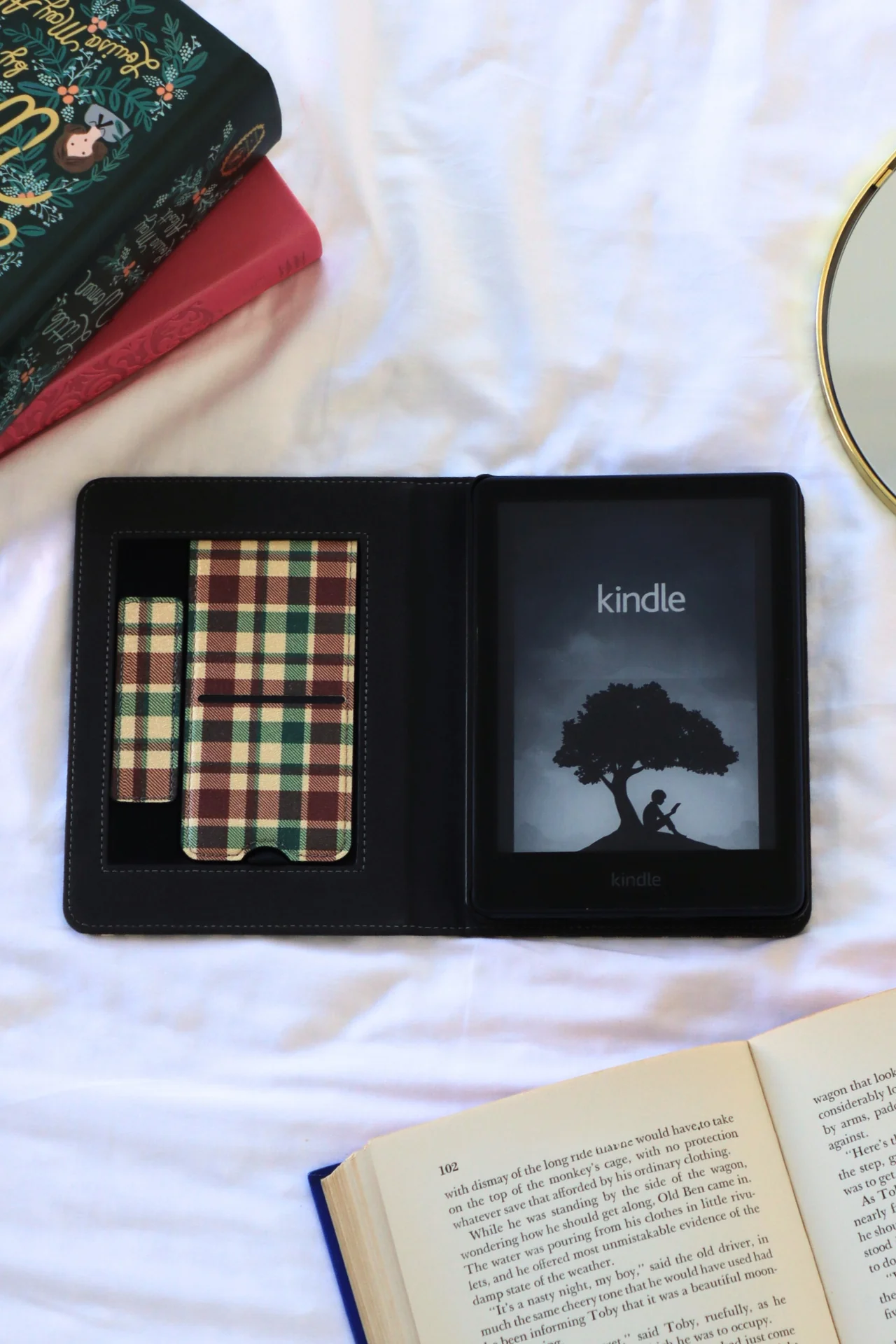 Plaid Tidings Kindle Case - Image 3