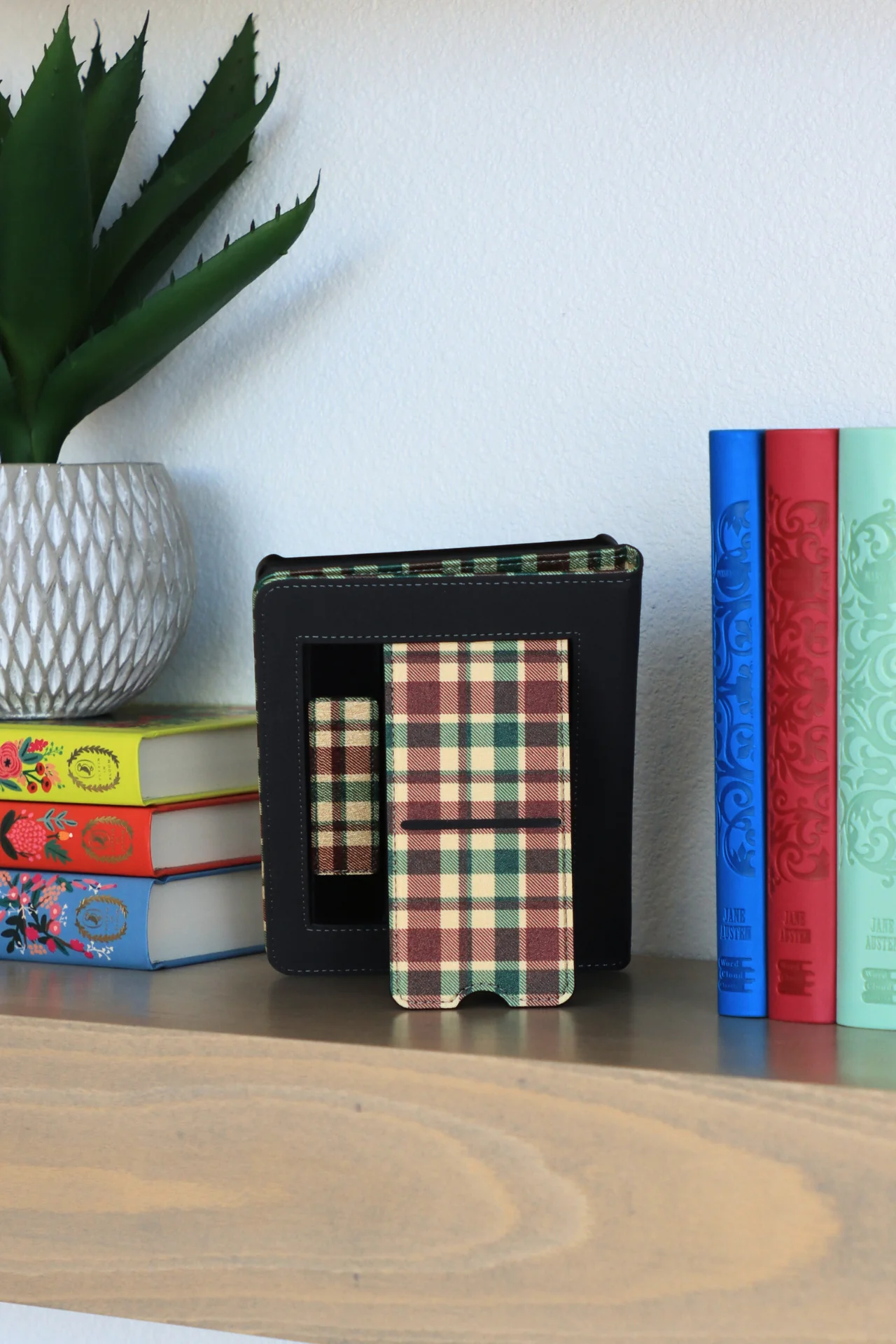 Plaid Tidings Kindle Case - Image 4