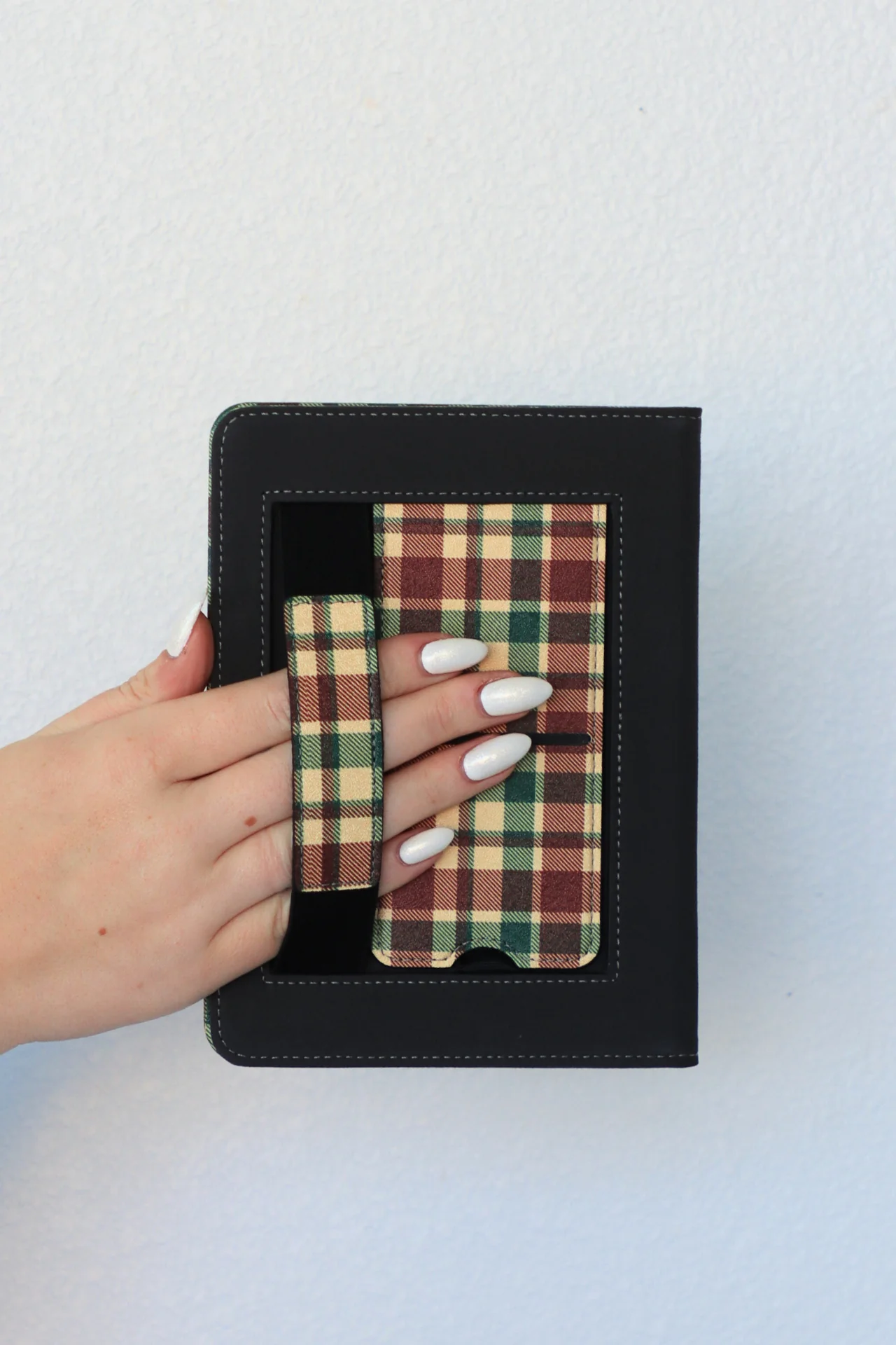 Plaid Tidings Kindle Case - Image 6