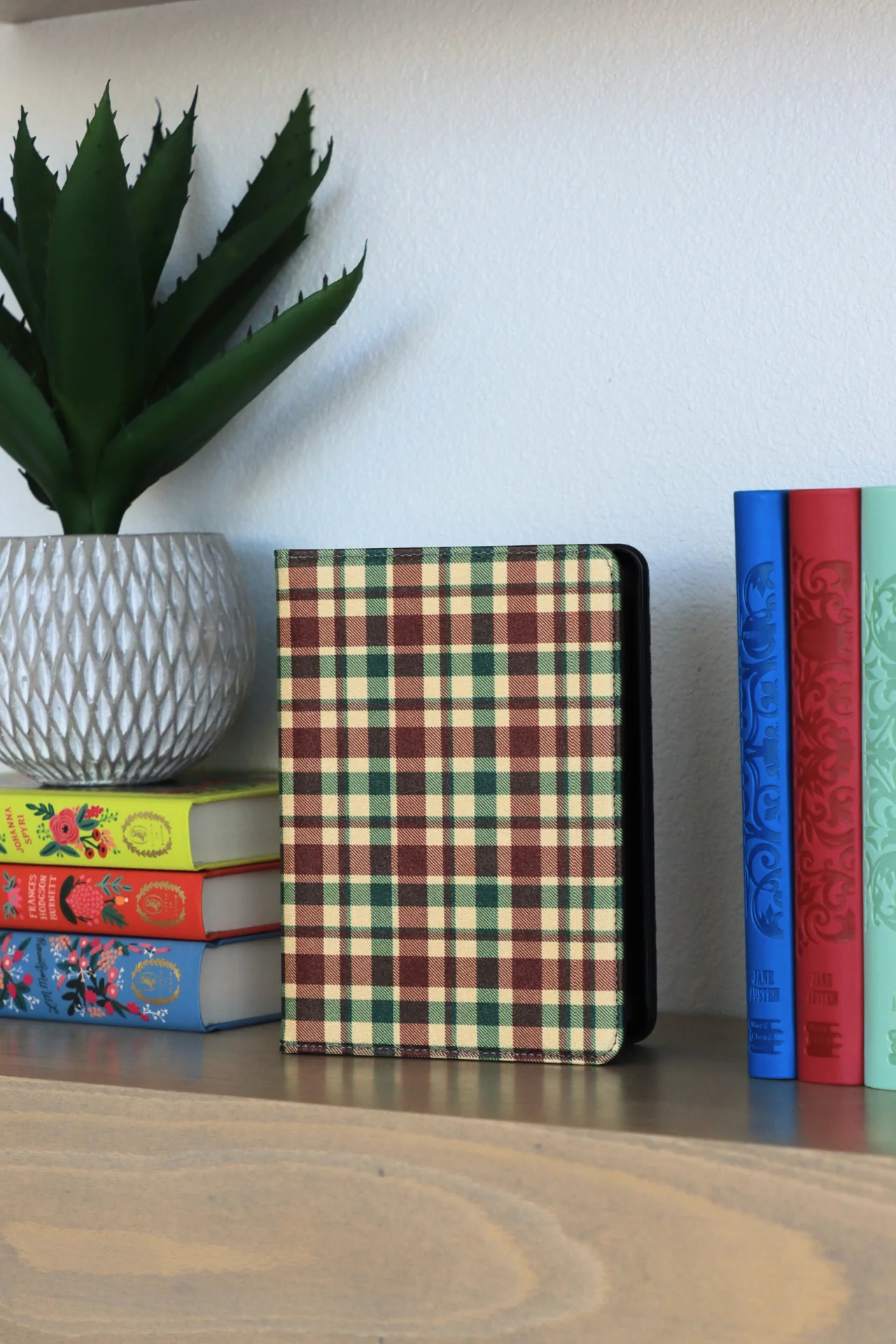 Plaid Tidings Kindle Case - Image 7